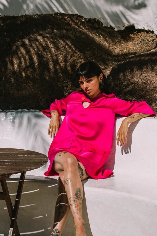 Robe chemise inspiration sixties, modèle Jackie, coloris fuchsia, par la maison de robes Carlos-Carlos Paris