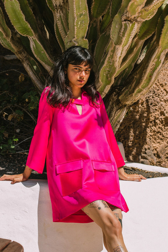 Robe chemise inspiration sixties, modèle Jackie, coloris fuchsia, par la maison de robes Carlos-Carlos Paris