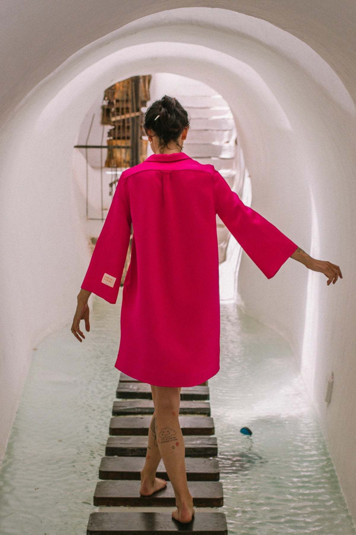 Robe chemise inspiration sixties, modèle Jackie, coloris fuchsia, par la maison de robes Carlos-Carlos Paris