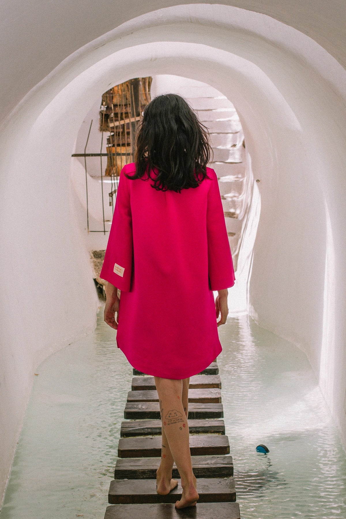 Robe chemise inspiration sixties, modèle Jackie, coloris fuchsia, par la maison de robes Carlos-Carlos Paris