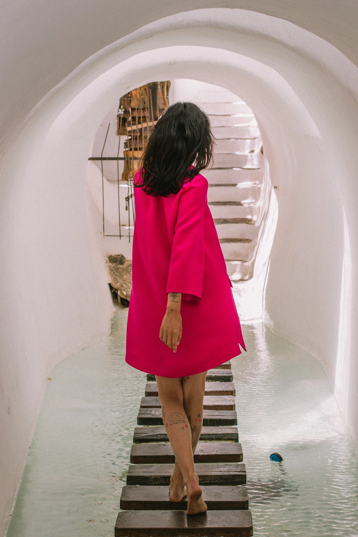 Robe chemise inspiration sixties, modèle Jackie, coloris fuchsia, par la maison de robes Carlos-Carlos Paris
