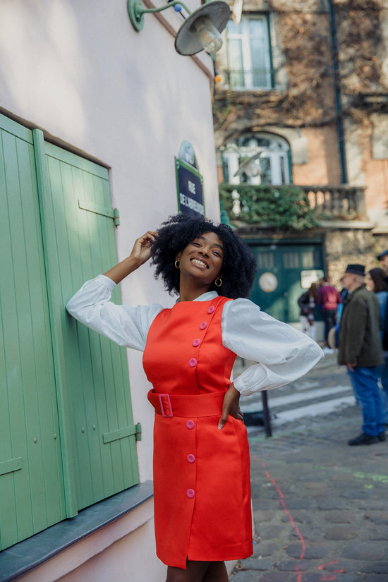 Robe tailleur seventies satin de soie haute couture nona source - made in france - label fabriqué à paris - upcycling - shooting montmartre paris - la maison rose